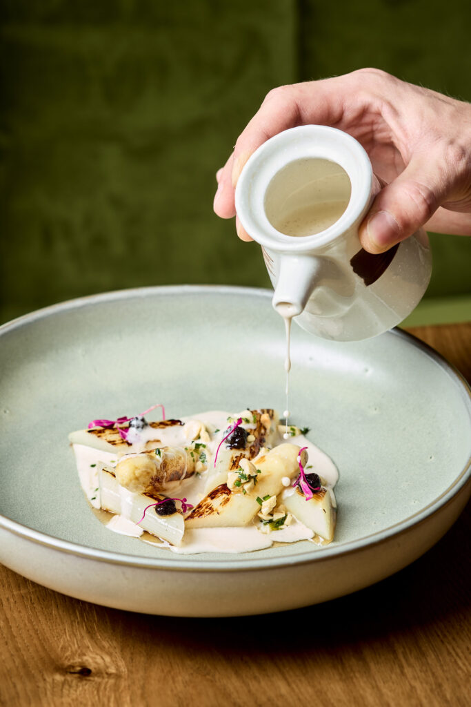 Espárragos con salsa - Fotografía de restaurantes Madrid
